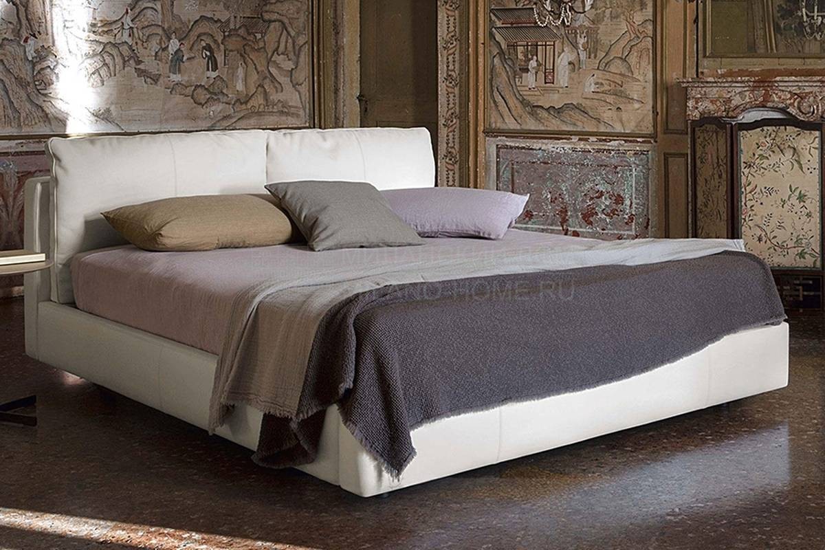 Кровать с мягким изголовьем Massimosistema из Италии фабрики POLTRONA FRAU