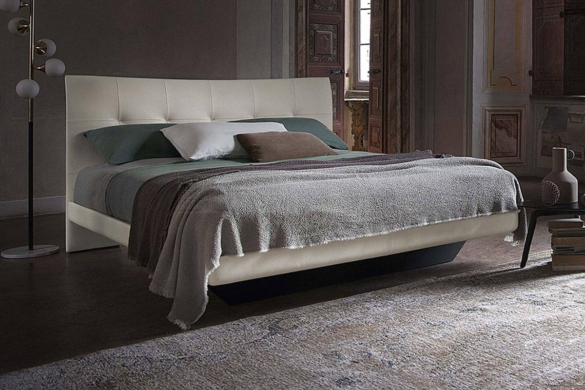 Кровать с мягким изголовьем Aurora Due из Италии фабрики POLTRONA FRAU