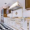 Белая кухня A shiny palace kitchen