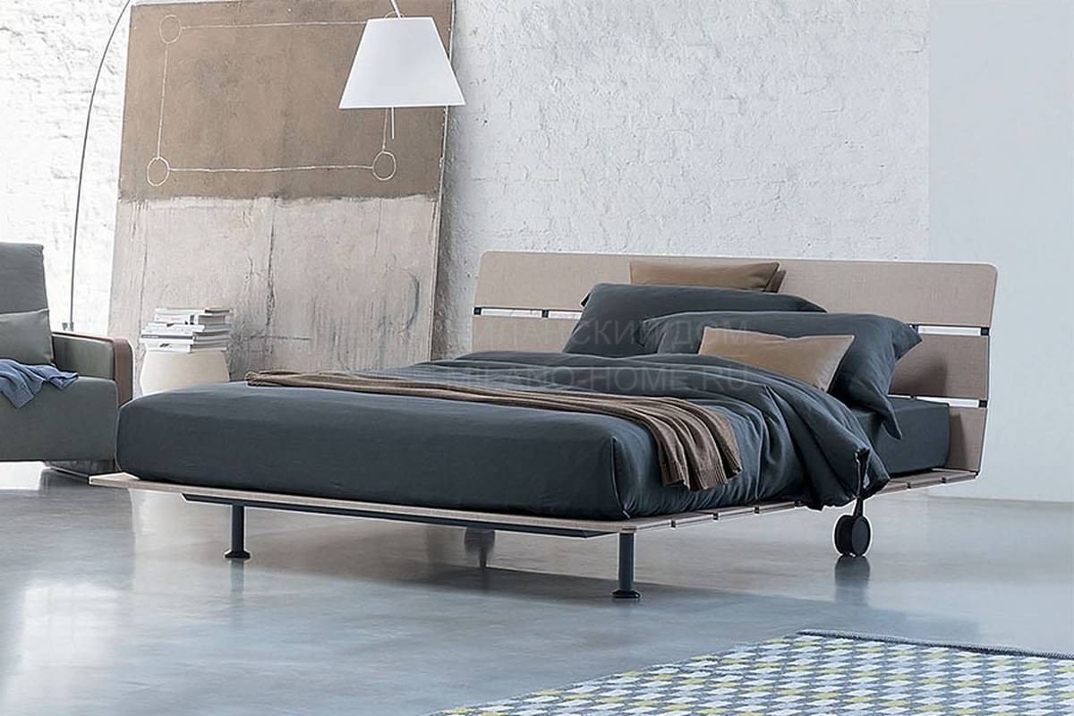 Кровать с деревянным изголовьем Tadao bed из Италии фабрики FLOU