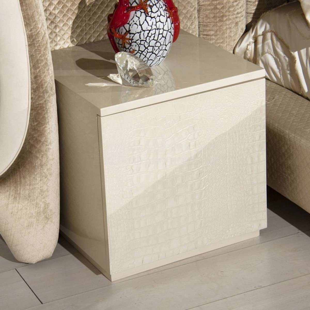 Тумбочка Texture/bed-side-table из Италии фабрики MANTELLASSI
