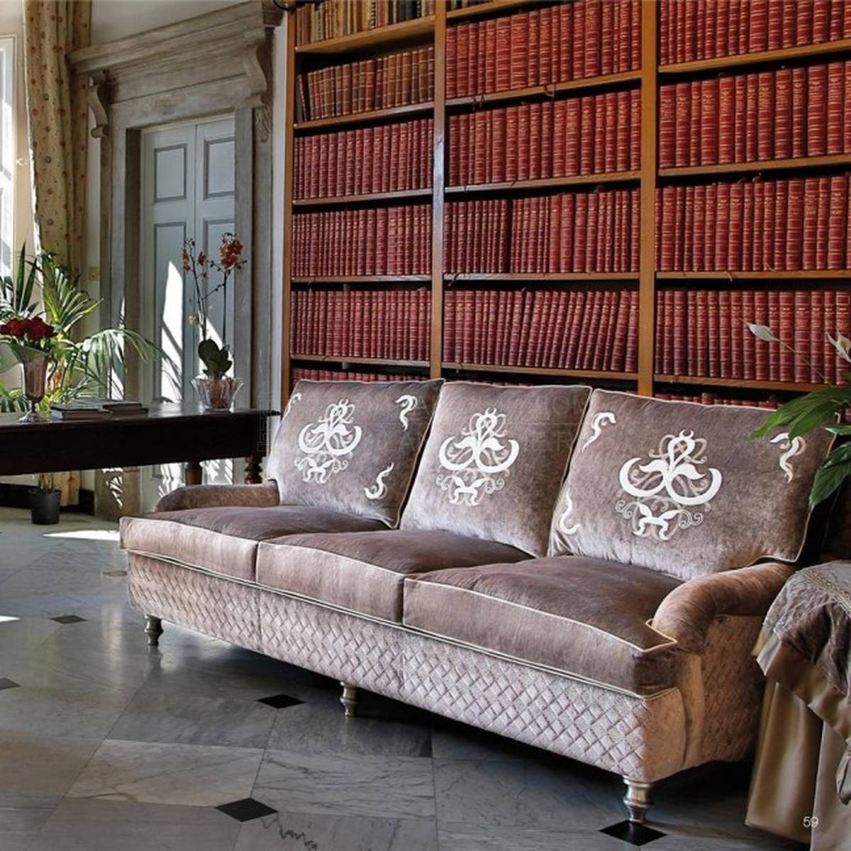 Прямой диван Minerva/sofa из Италии фабрики MANTELLASSI