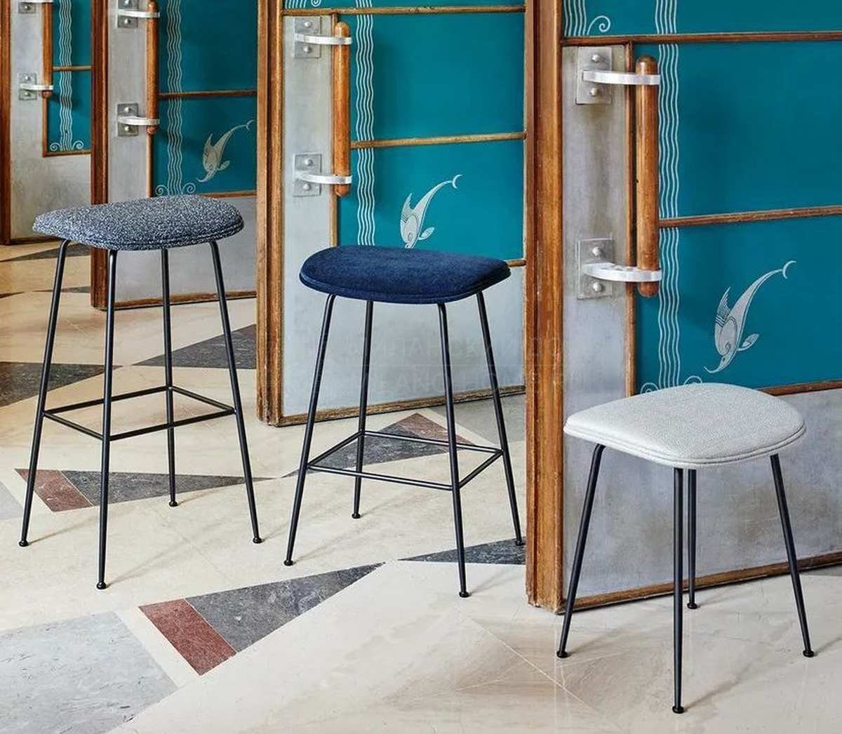 Стул Beetle stool upholstered из Дании фабрики GUBI