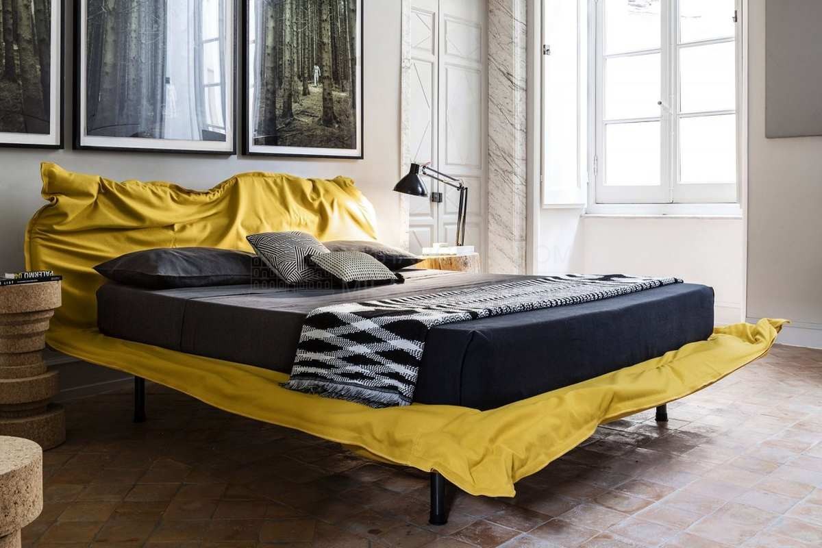 Двуспальная кровать Big hug bed из Италии фабрики MOGG
