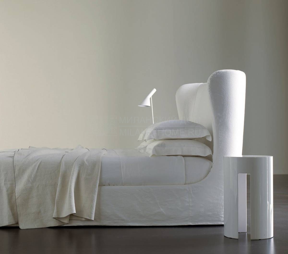 Кровать с мягким изголовьем Lauren Ghost из Италии фабрики MERIDIANI