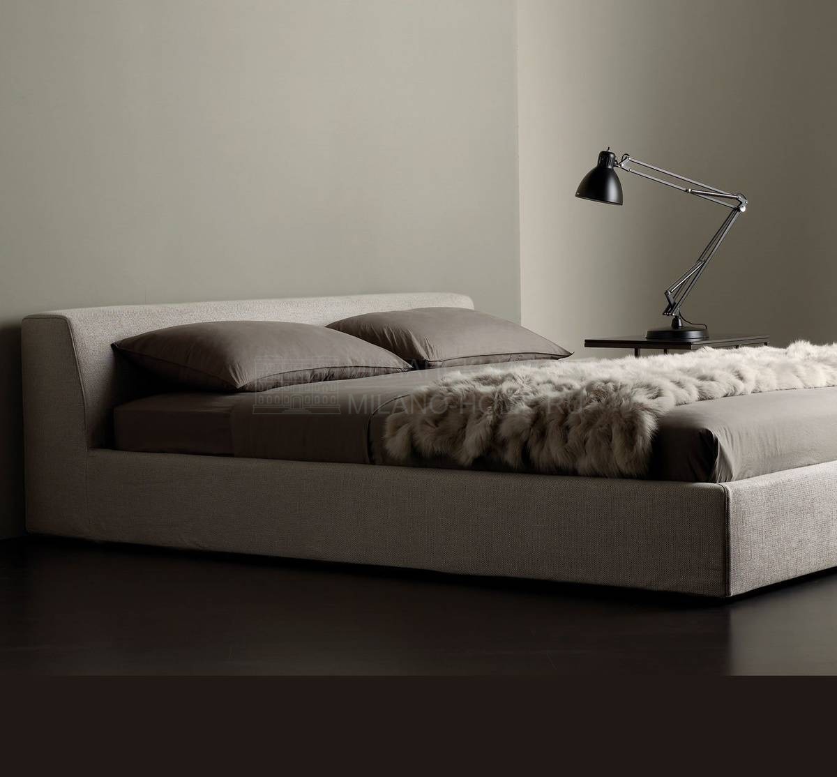 Кровать с мягким изголовьем Louis bed из Италии фабрики MERIDIANI