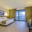Кровать с деревянным изголовьем Hotel Capovaticano Resort — фотография 3