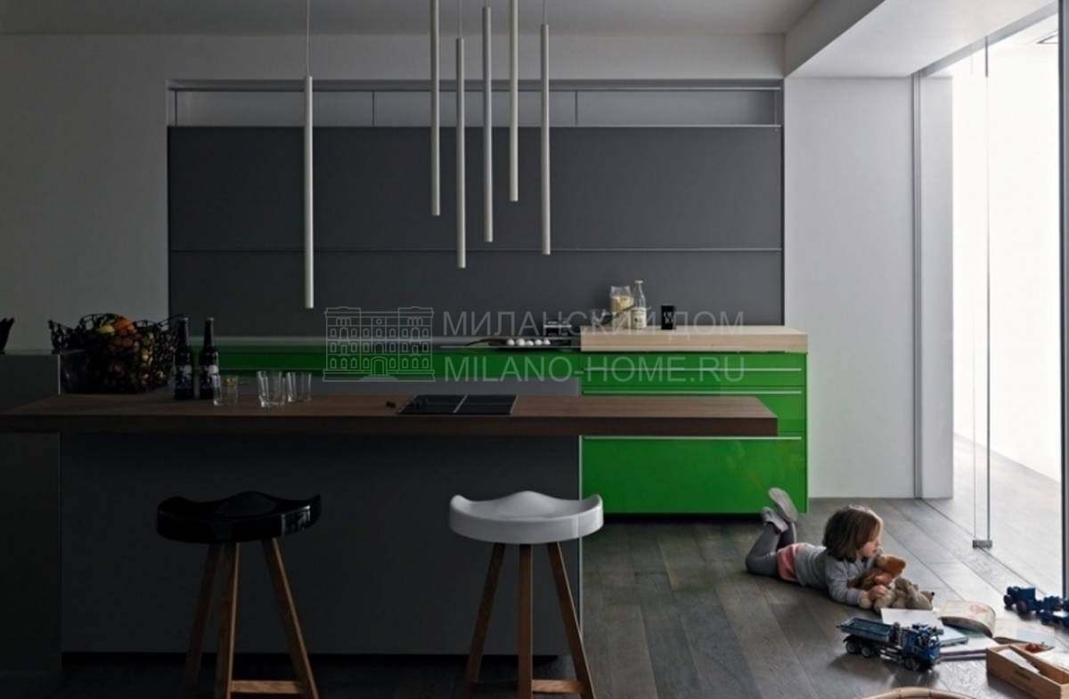 Кухня с островом Vitrum verde prato из Италии фабрики VALCUCINE